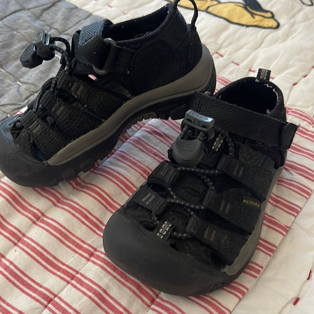 Washable Size US 8 Toddler Boy Keen sandal. Weatherproof everything! Durable.